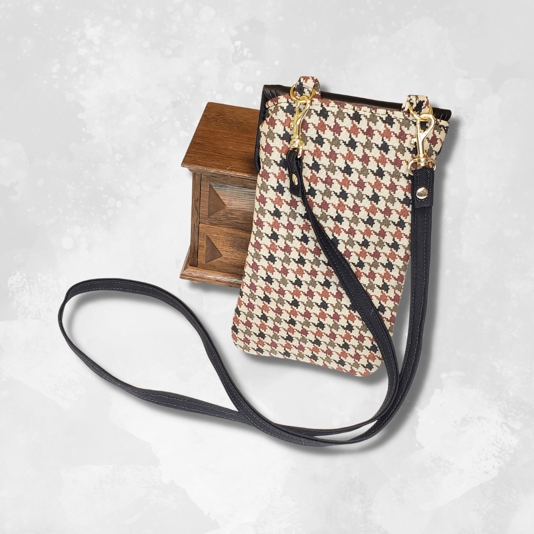 Cell phone bag - Crafty Juniper